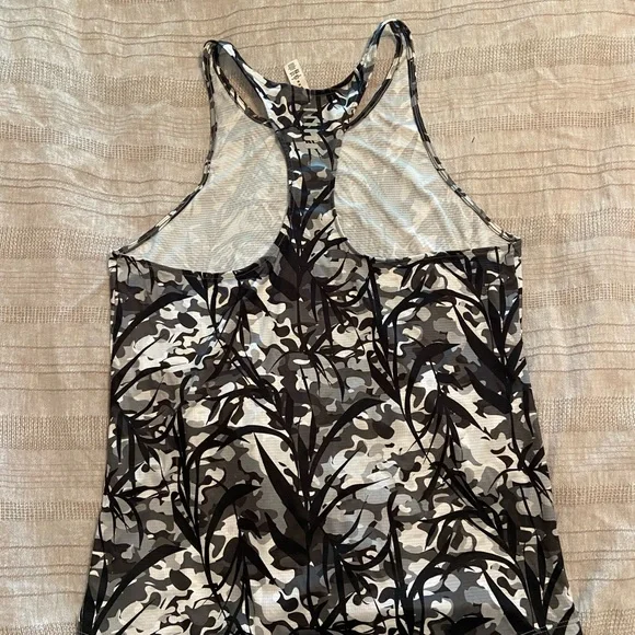 Under Armour Black & White Workout Tank - Picture 4 of 4